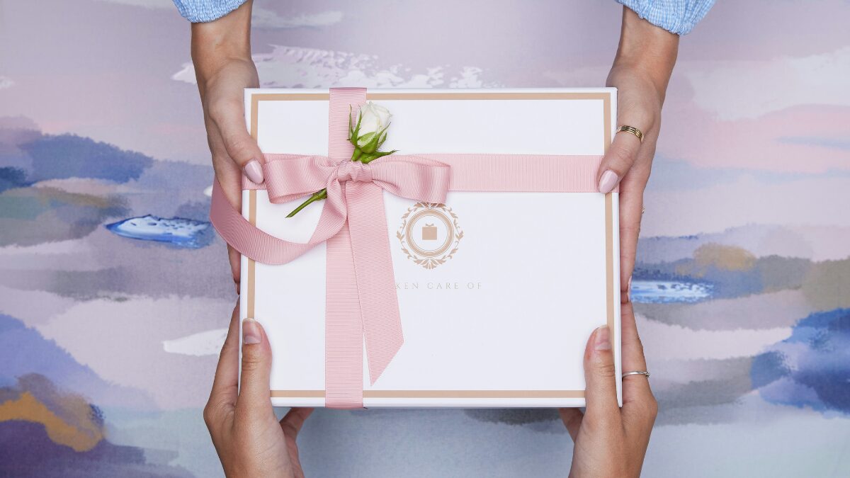 贈り物を渡す女性の様子